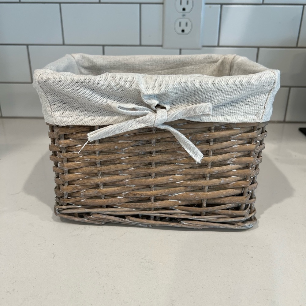 Farmhouse lined woven basket